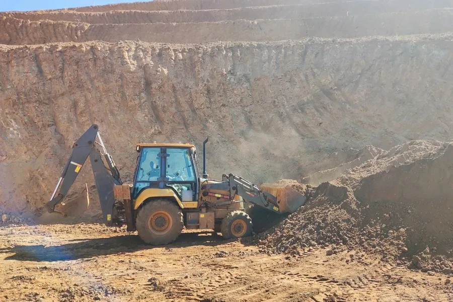 Tevis backhoe loaders help Dutch farms operate efficiently
